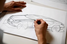 Хуберт Ли за отрисовкой скетчей нового Mercedes CLS