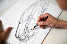 Хуберт Ли за отрисовкой скетчей нового Mercedes CLS